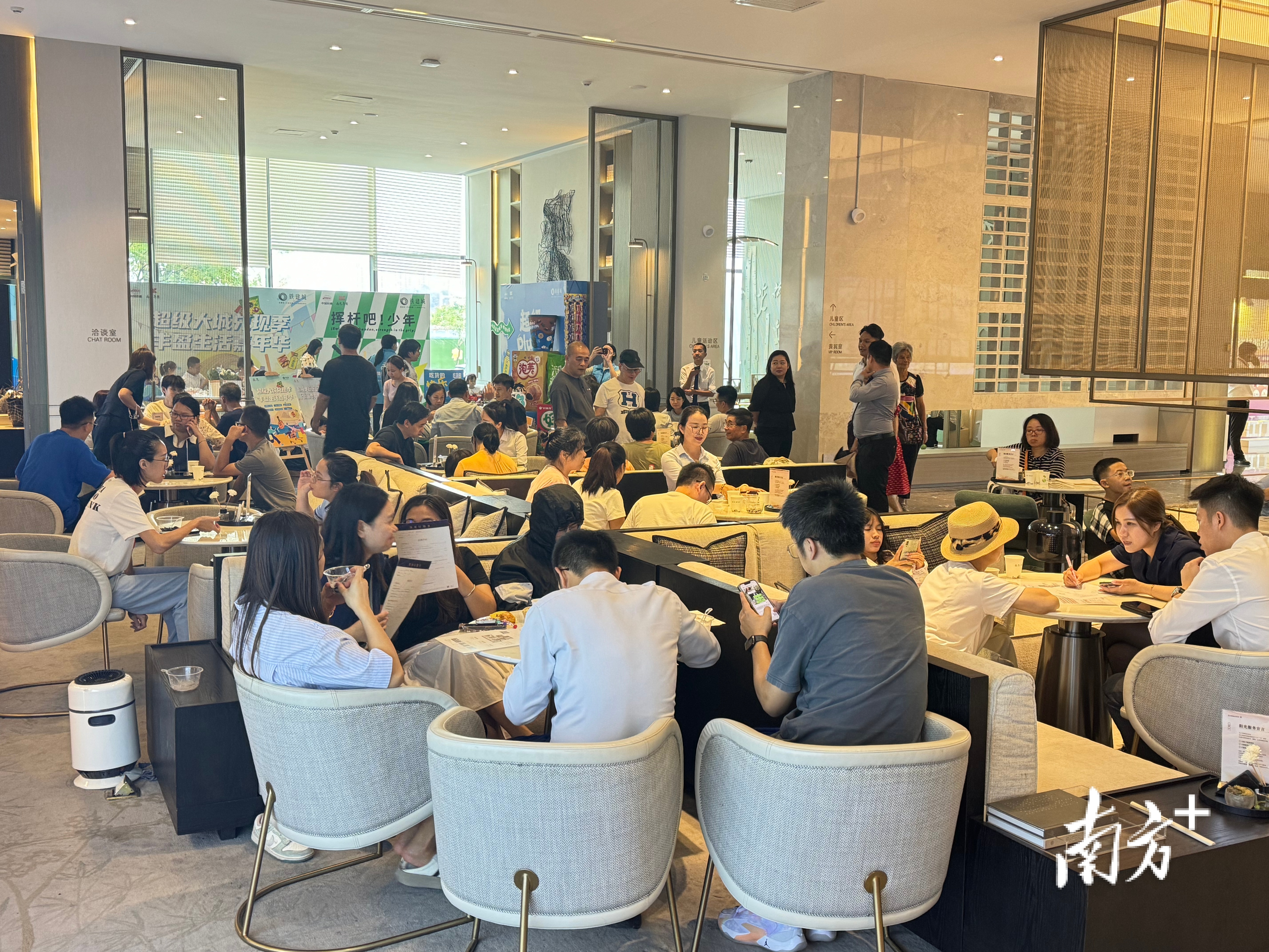 市民咨询新政影响下的购房利好。