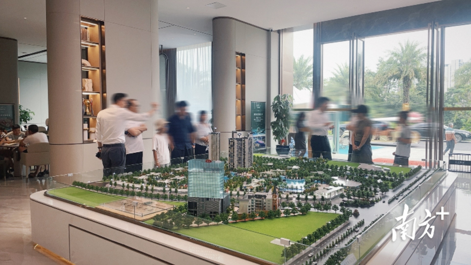 汇景湾天珺销售人员在给客户介绍项目情况。