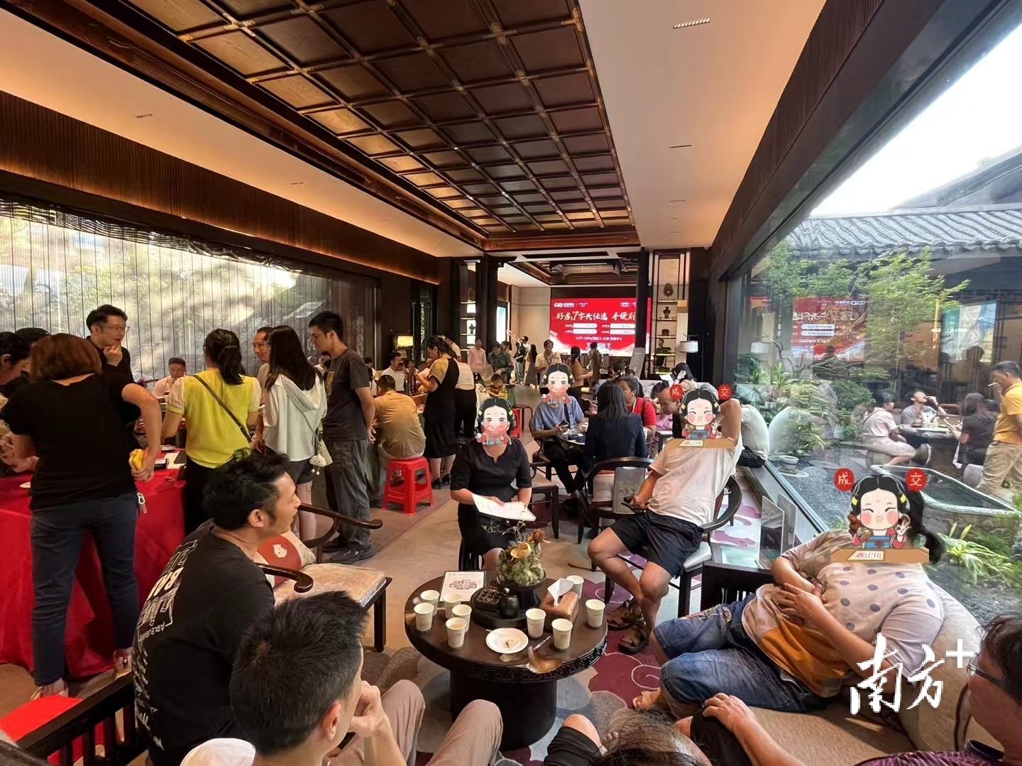 建发玖云府销售中心座无虚席。