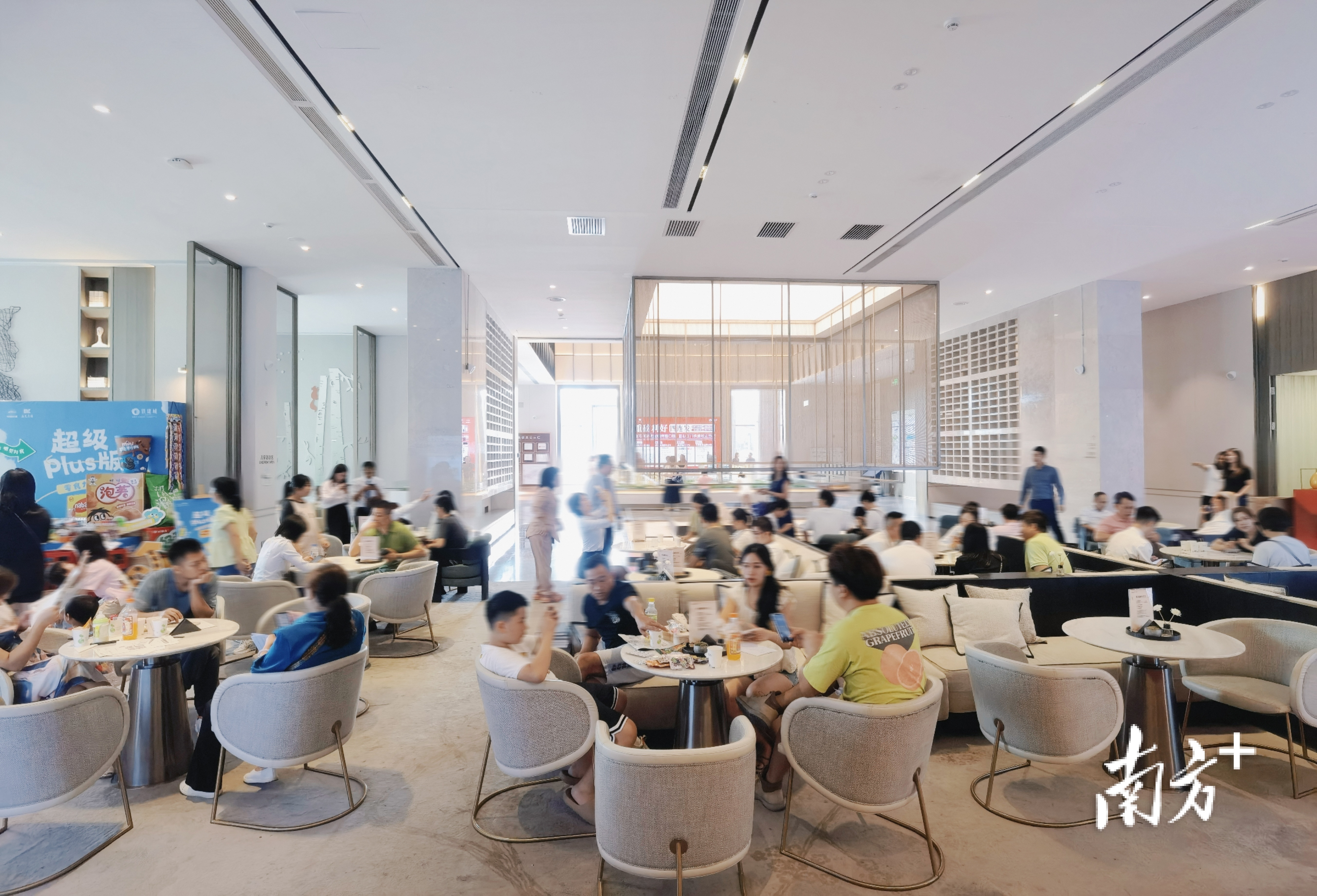 铁建城营销中心坐满了来认购的市民。