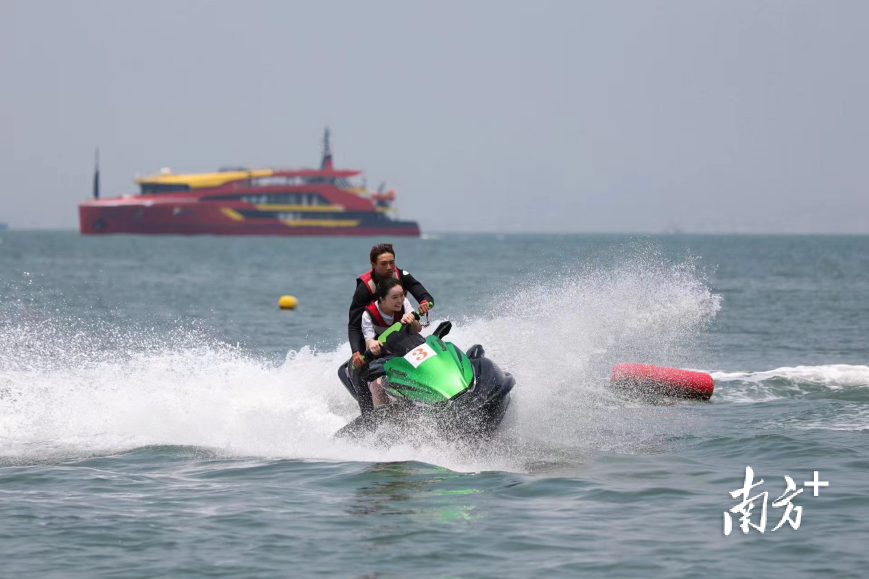 长琴岛玩水上摩托。 &nbsp;南方+记者 钱文攀 摄