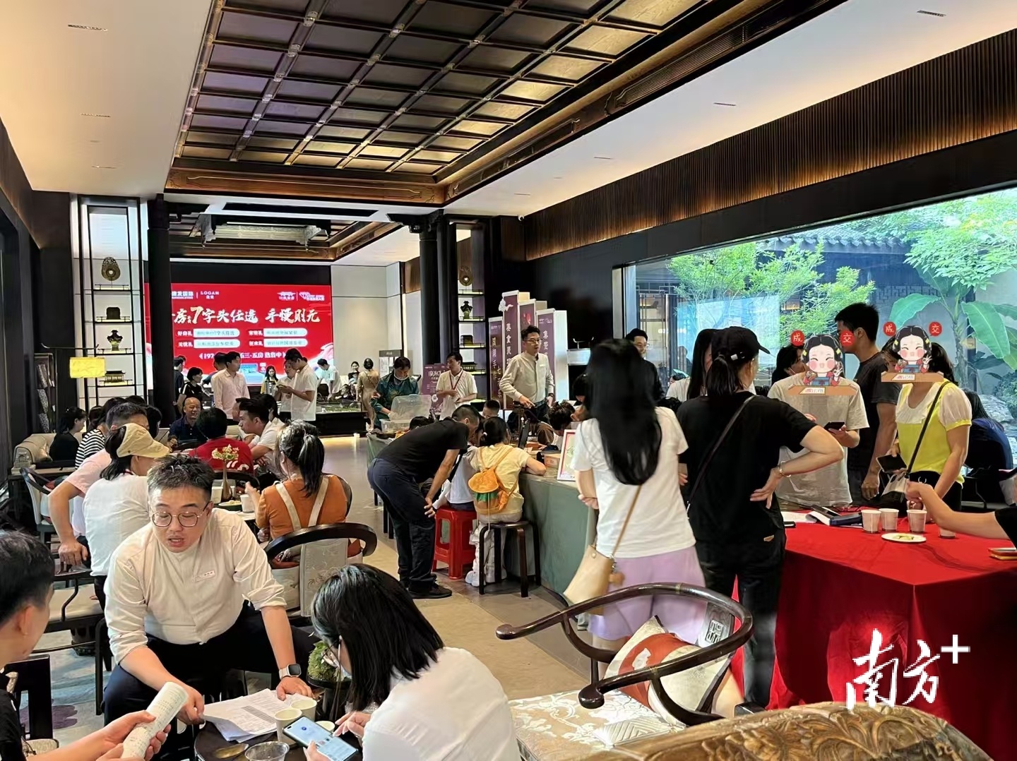 火爆到需要搬出红胶凳给客户坐。