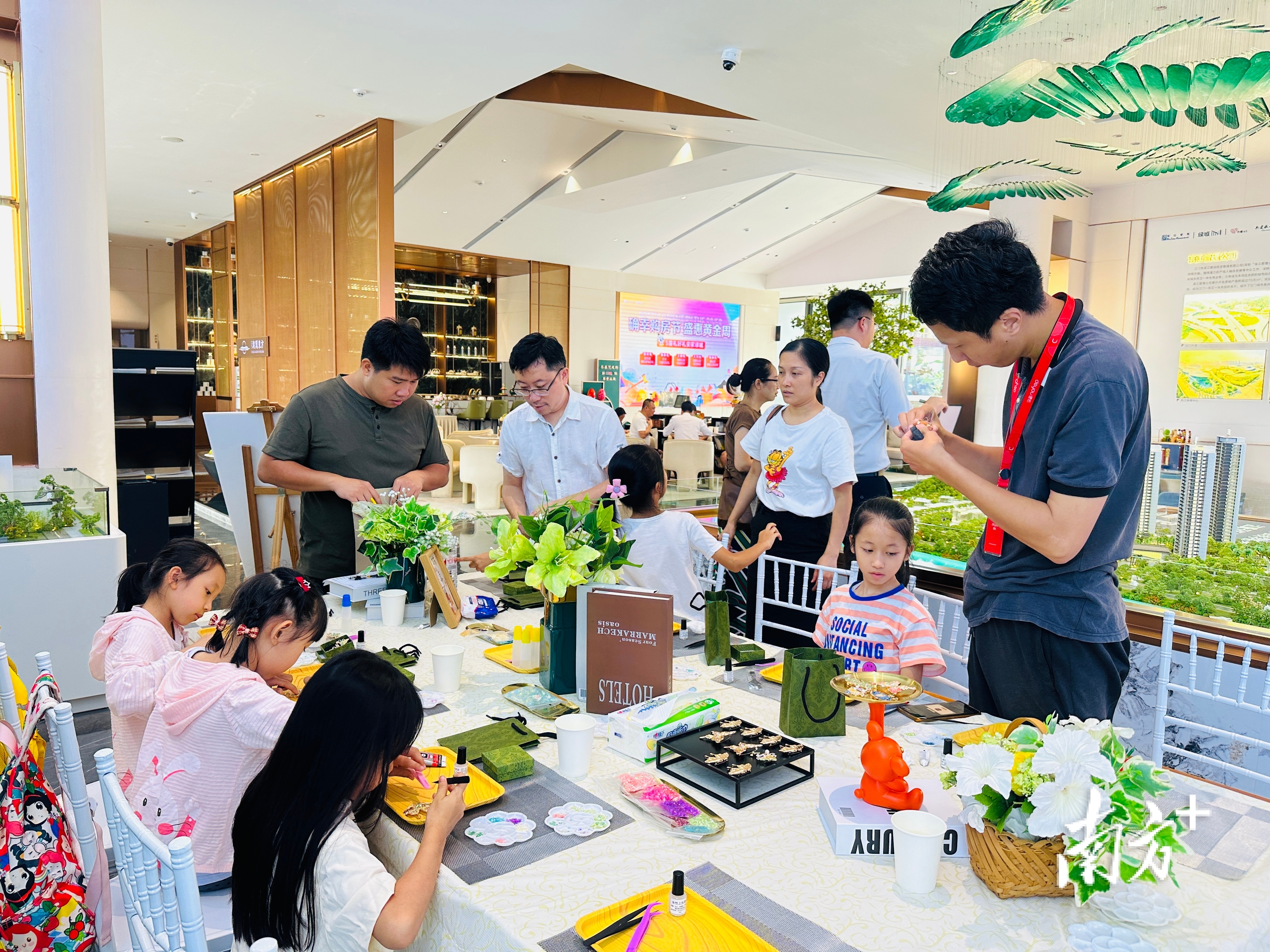 小孩子正在项目内参与精品手作DIY。