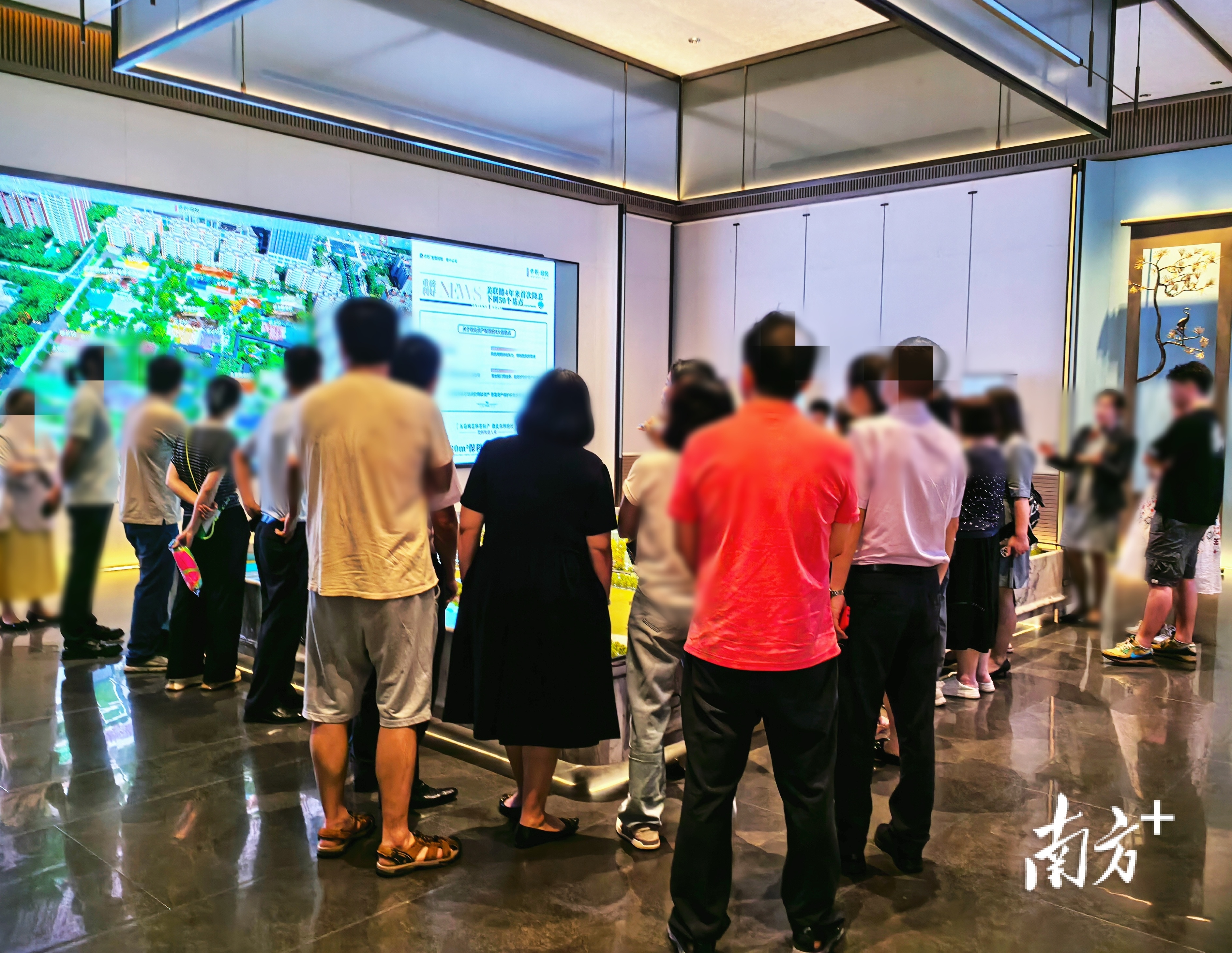 保利琅悦营销中心内，工作人员在讲解地产新政。