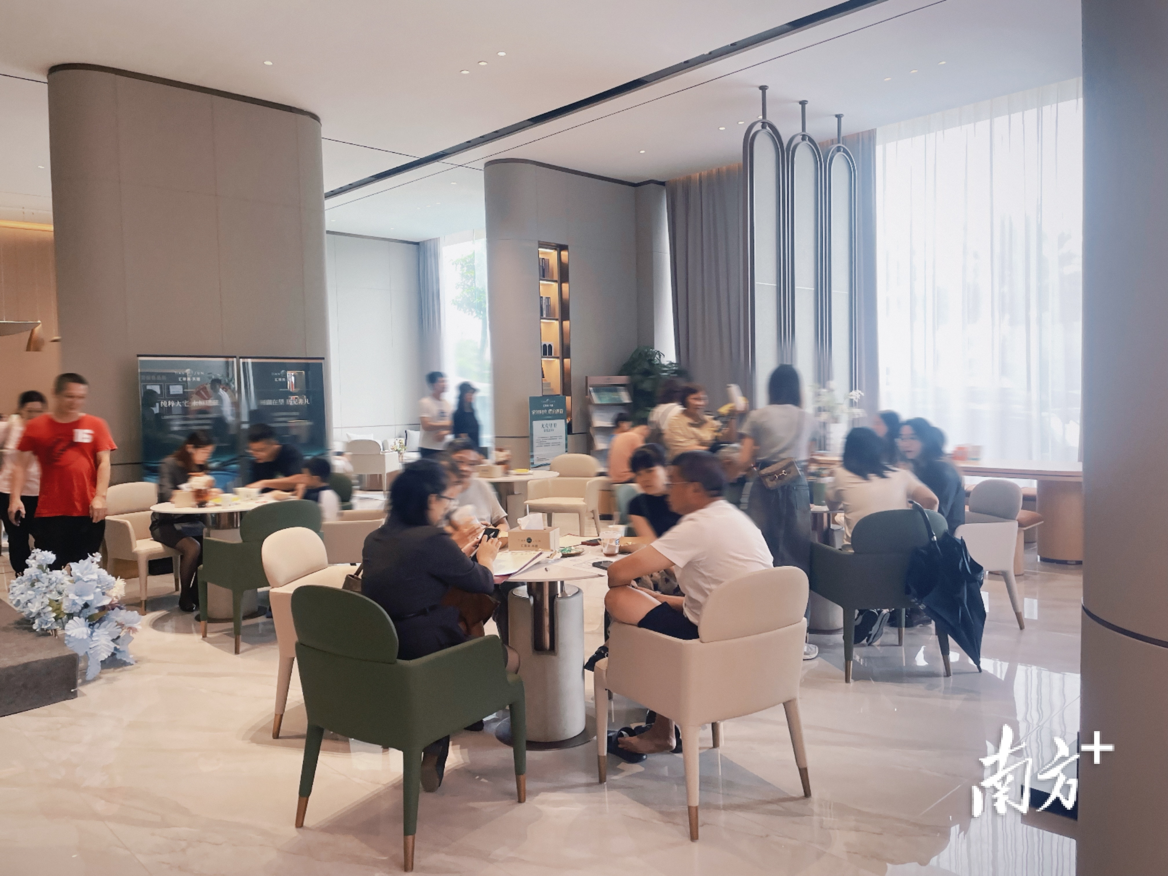 样板间还未开放也挡不住市民的购房热情。