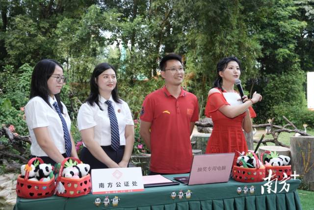 奥运冠军罗玉通(右二)担任国庆假期首日抽奖活动的嘉宾 奥运冠军罗玉通(右二)担任国庆假期首日抽奖活动的嘉宾