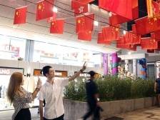 贺国庆，香港尖沙咀披上中国结霓虹“新装”