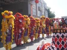 75头醒狮齐贺国庆，江门老街侨味足