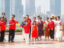 热力澎湃！深圳莲花山上演国庆歌舞“快闪”