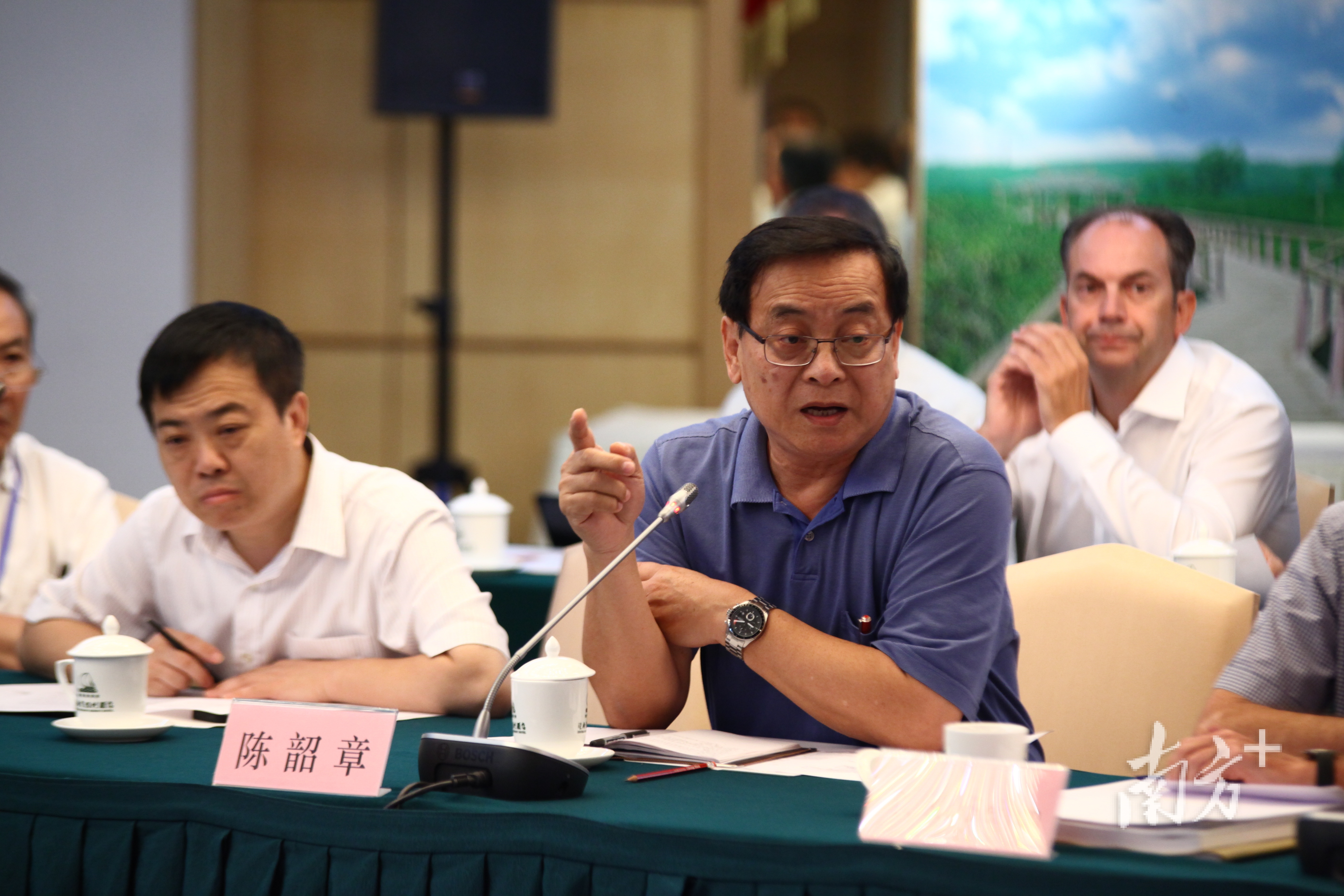 港珠澳大桥建设期间，陈韶章和中外专家一同讨论建设细节。 