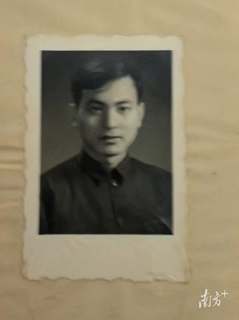 1965年，陈韶章从广东工学院毕业，来到广州地下电车指挥部。 