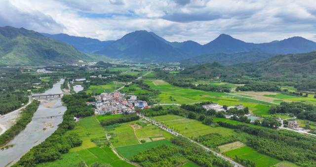 大安村背靠莲花山脉，风景秀丽。