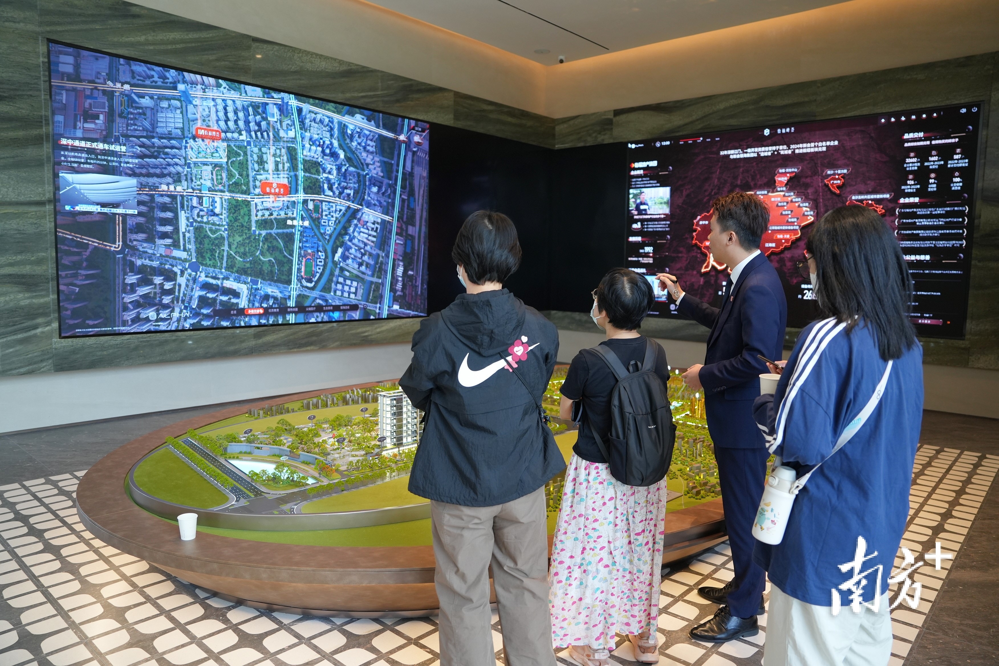 梁小姐跟家人第二次来看房。 南方+ 杨兴乐 拍摄