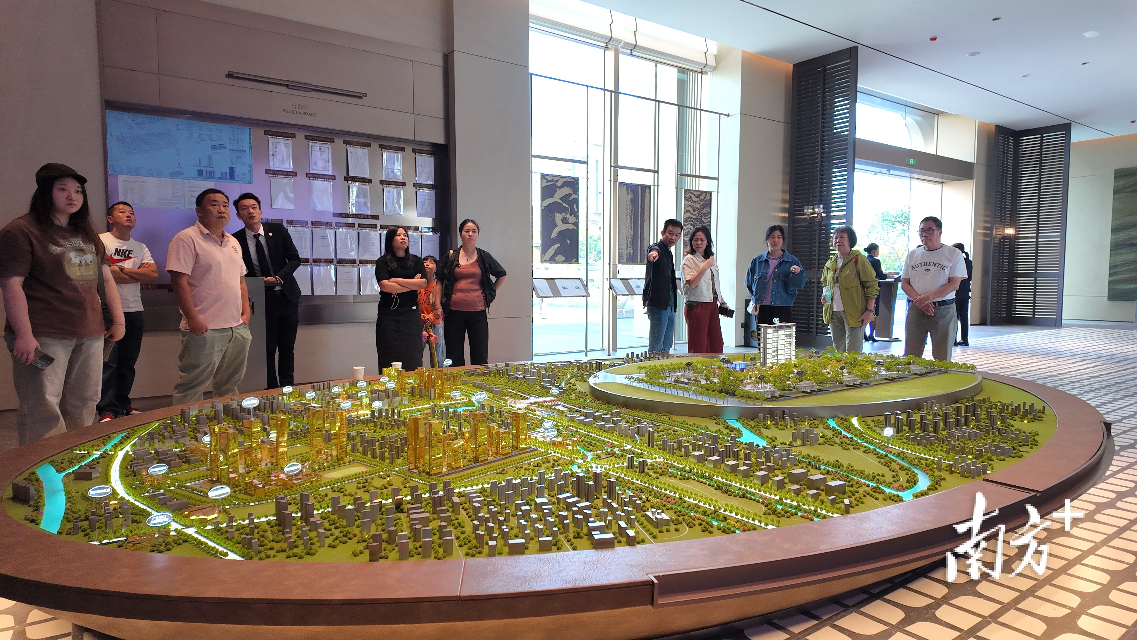 新会怡福峰荟销售中心。 南方+ 杨兴乐 拍摄