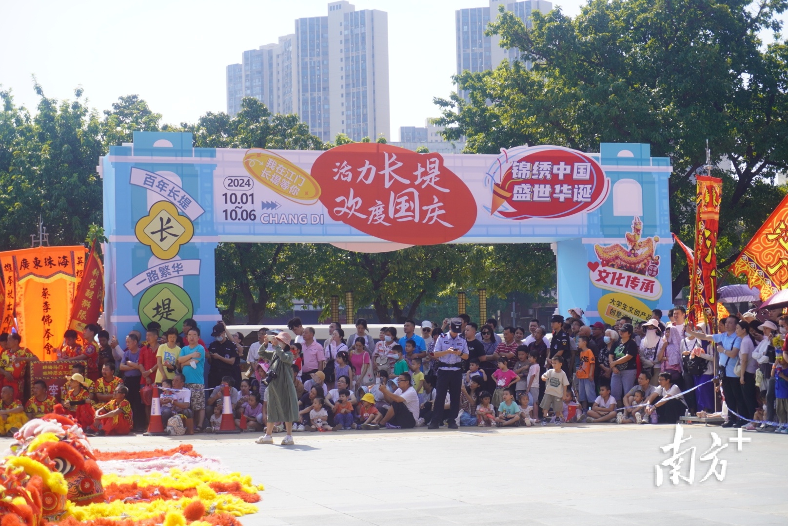 市民游客围观醒狮表演。 南方+ 叶芷晴 拍摄