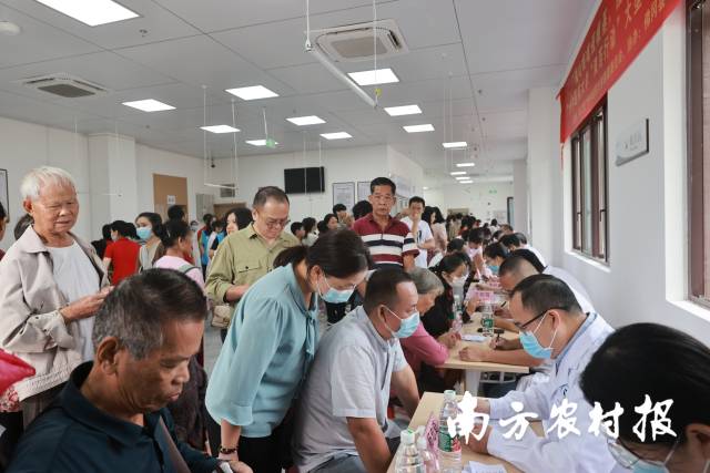 来医养中心就诊的乡里乡亲。 