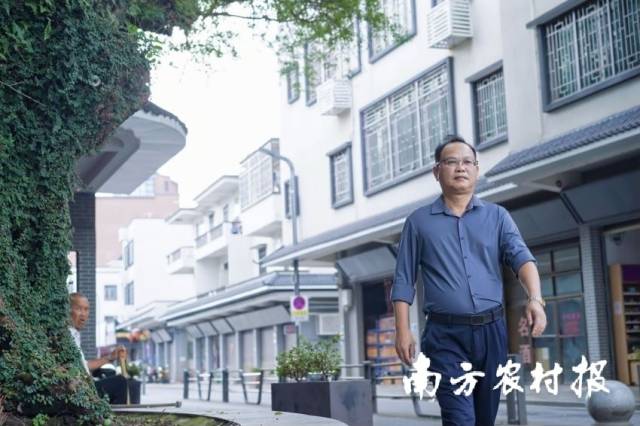 如今那棵老榕扎根的水头镇旧街道焕然一新，老榕树承载黄强的儿时记忆，也承载他返乡创业的新故事。