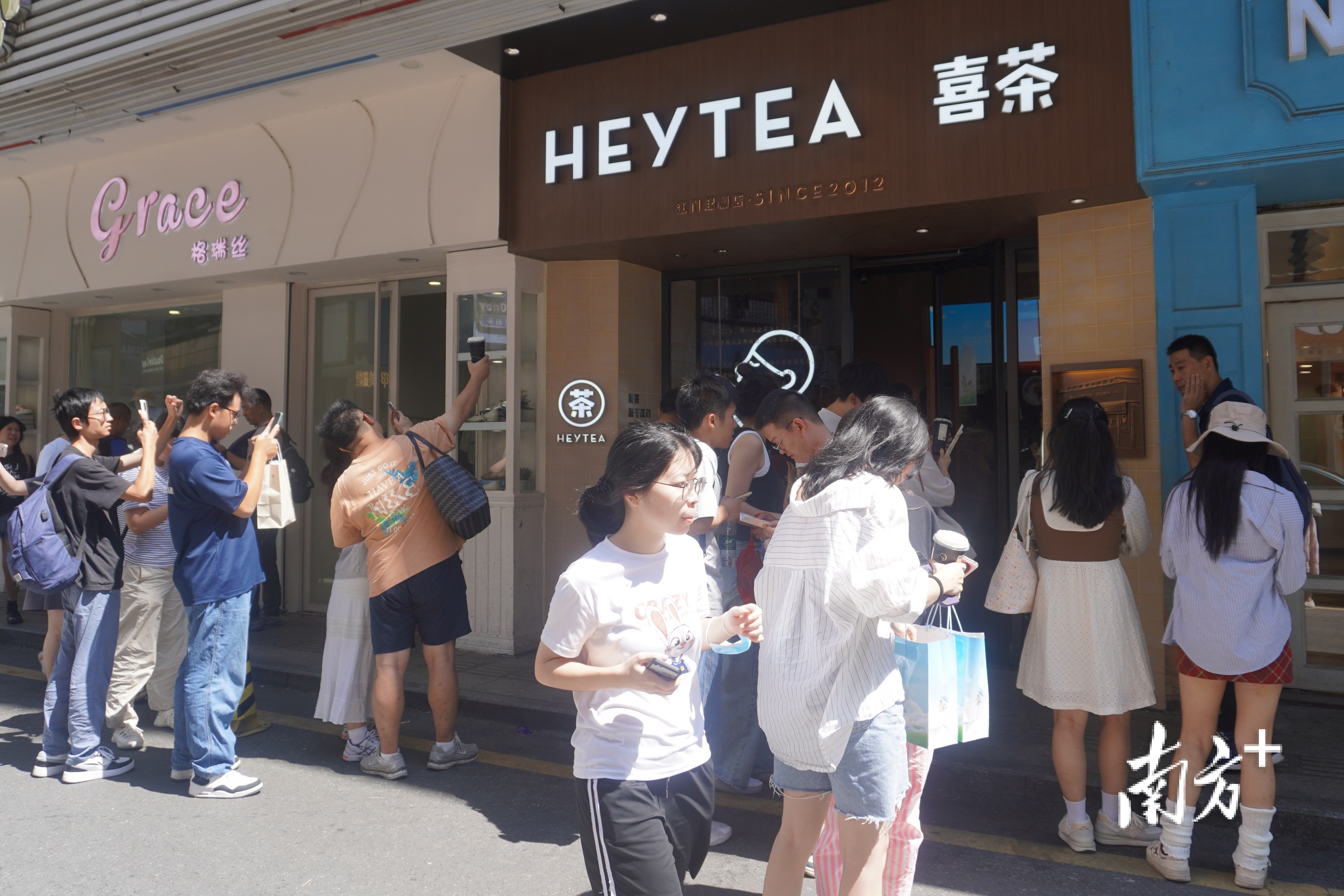 喜茶江边里创始店里里外外都是顾客。 南方+ 叶芷晴 拍摄
