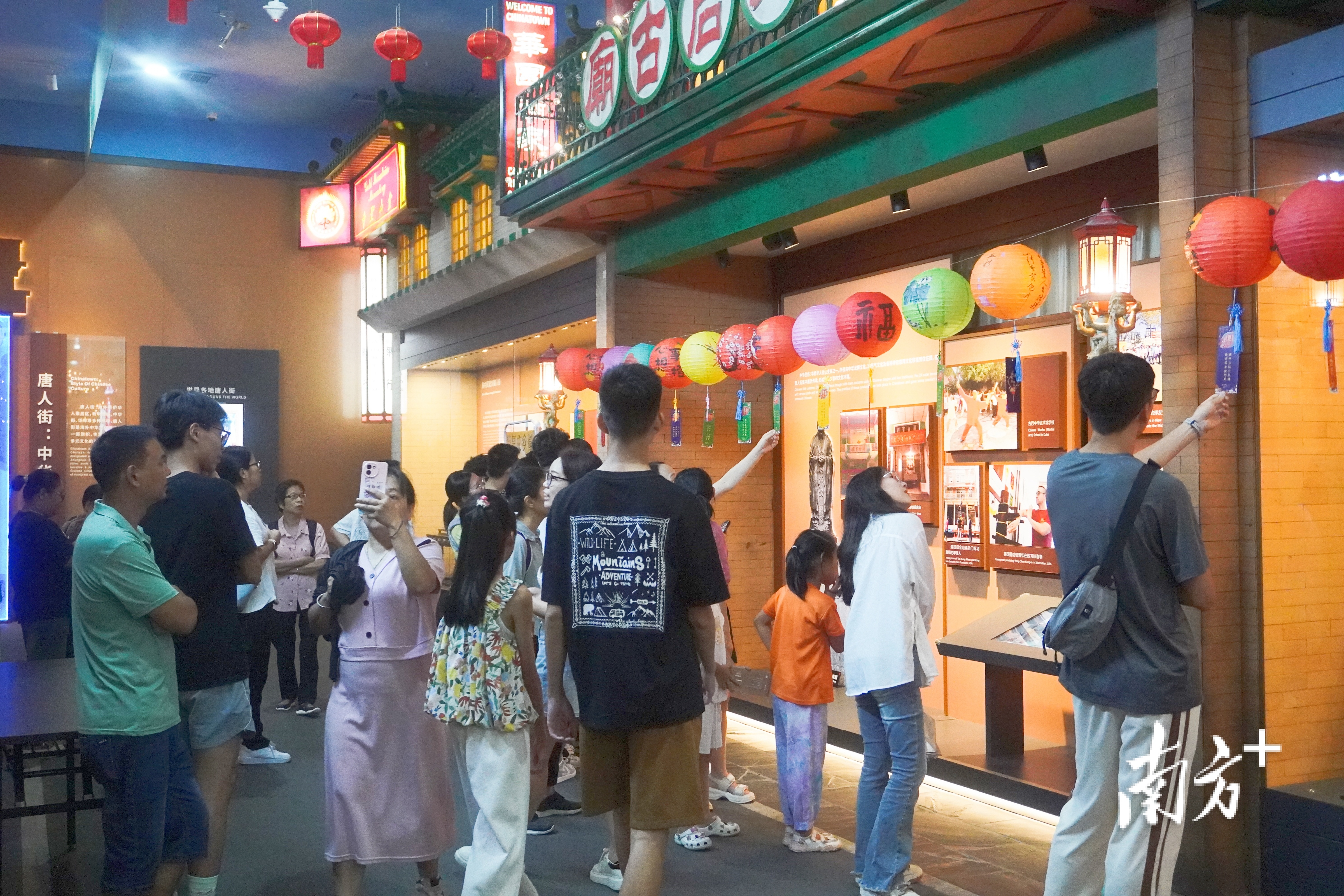 侨博馆人气旺。 南方+ 叶芷晴 拍摄