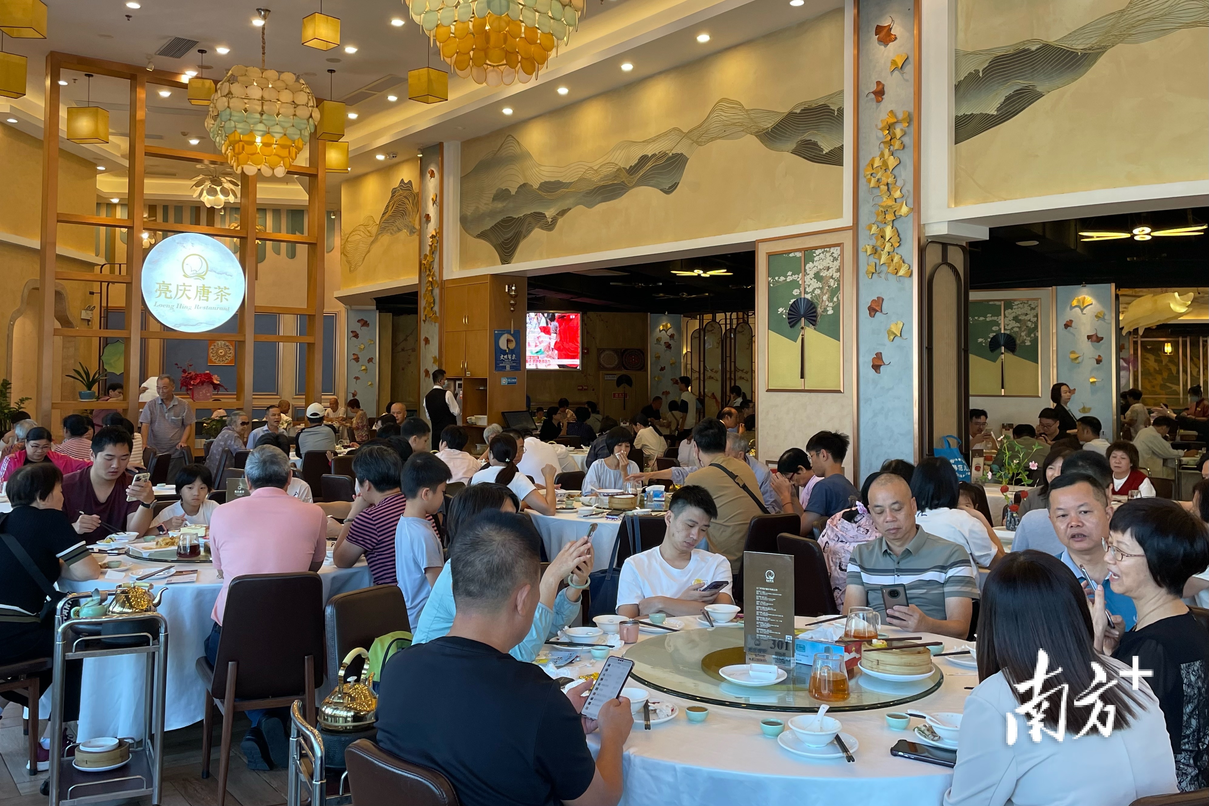 早茶店生意旺,来晚了就要排队等位。 南方+ 叶芷晴 拍摄