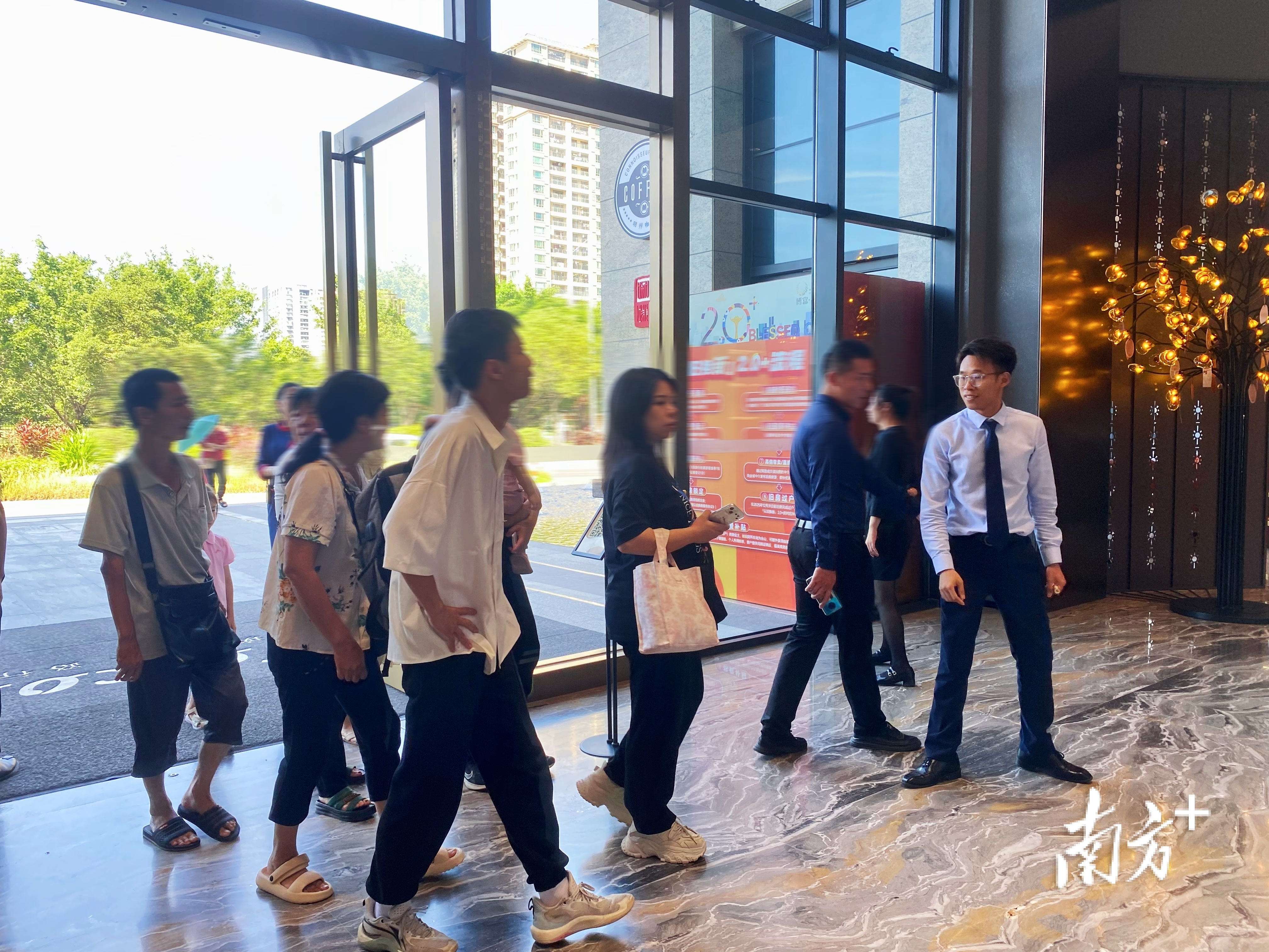 市民一家人前来看房。吕泳怡 摄