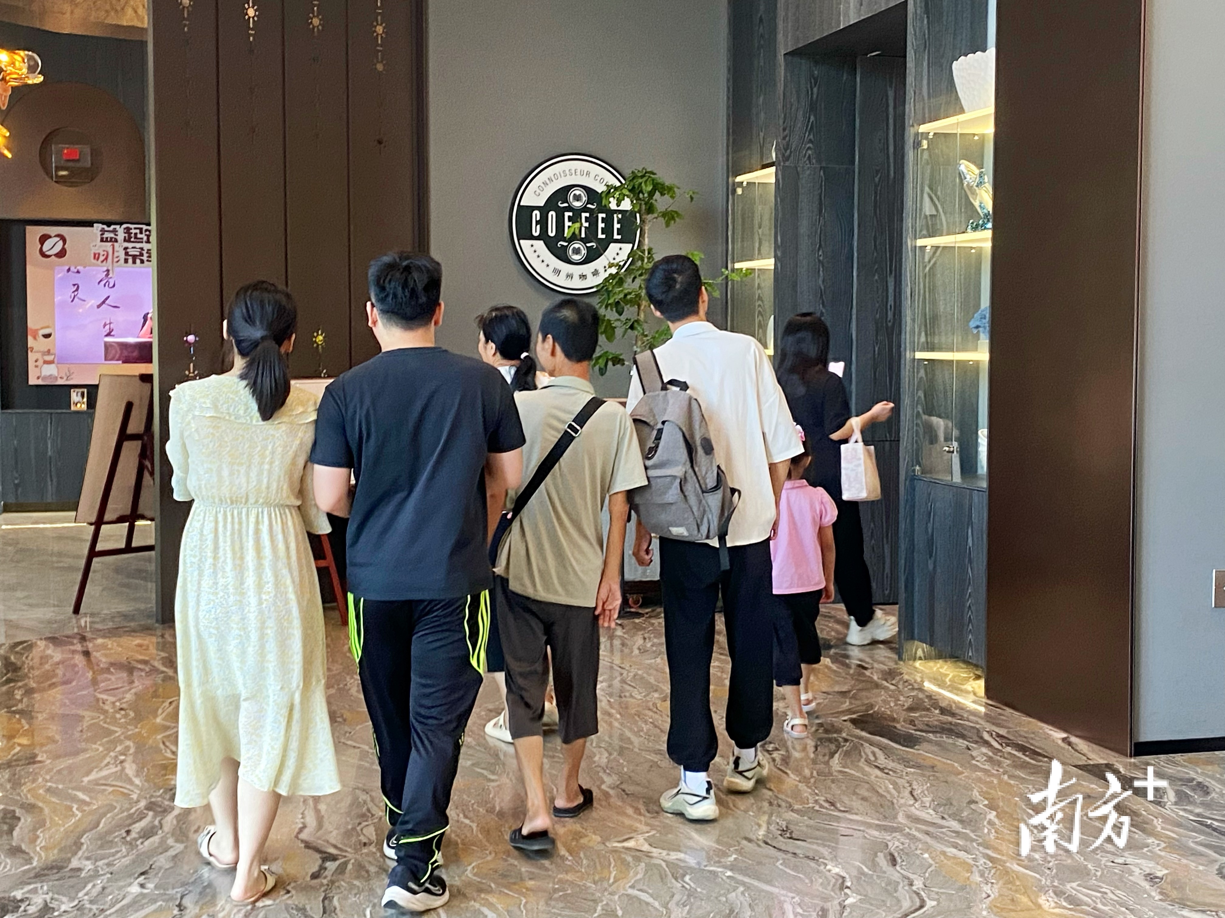 市民一家人前来看房。吕泳怡 摄