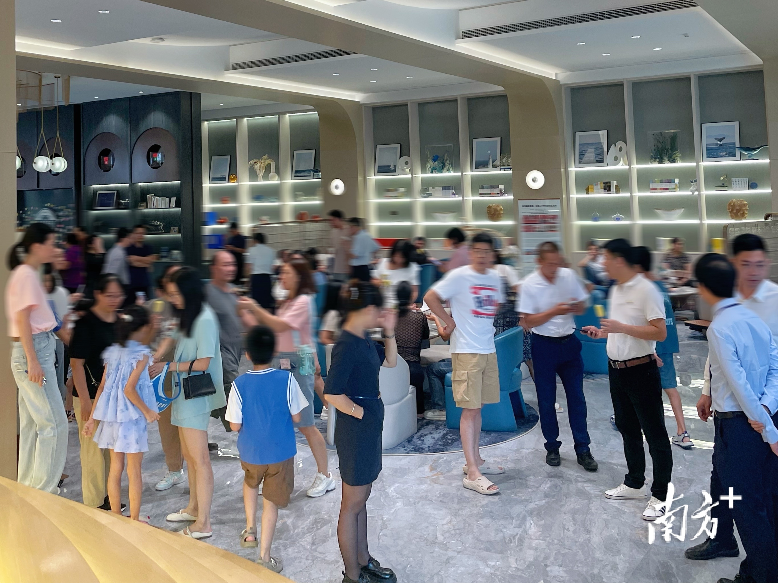 博富·福美城营销中心来客不断。受访者供图