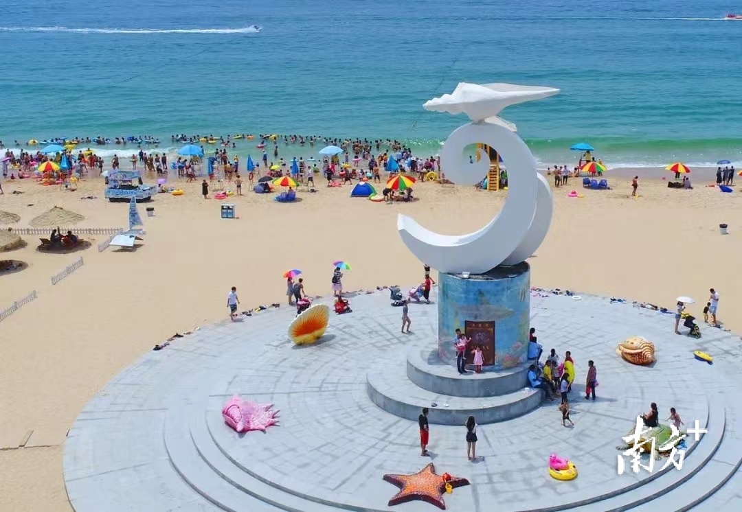 阳江海陵岛大角湾游人如织。资料图