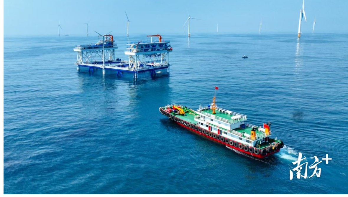 汕尾“跳岛游”，游客可乘船游览中广核“伏羲一号”风渔融合平台。资料图片