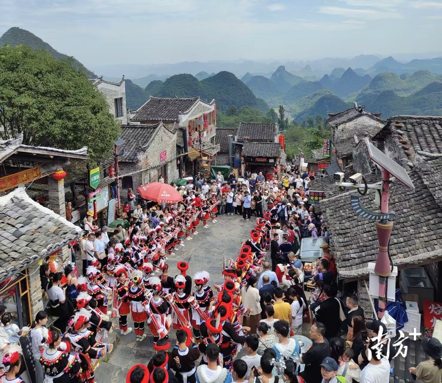 国庆期间，连南千年瑶寨人气火爆。黄津 李宁 摄