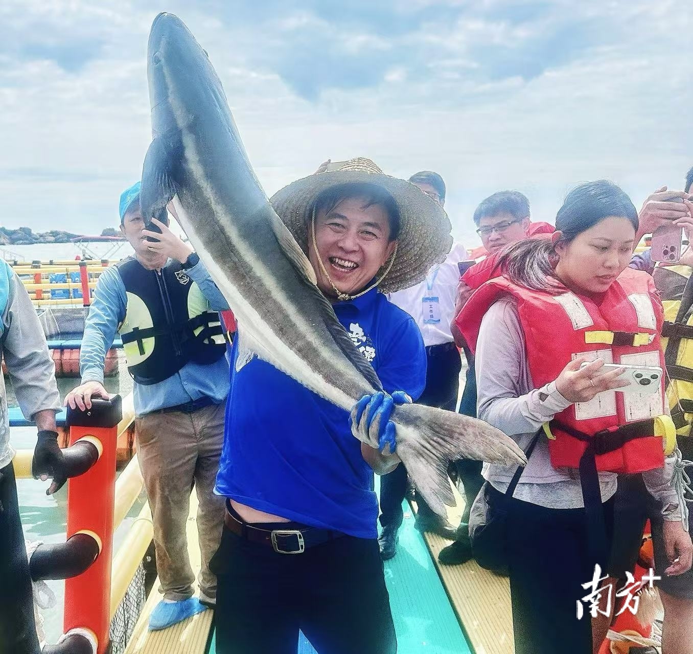 游客在汕尾江牡岛海上牧场体验捕鱼乐趣。陈欣欣 摄