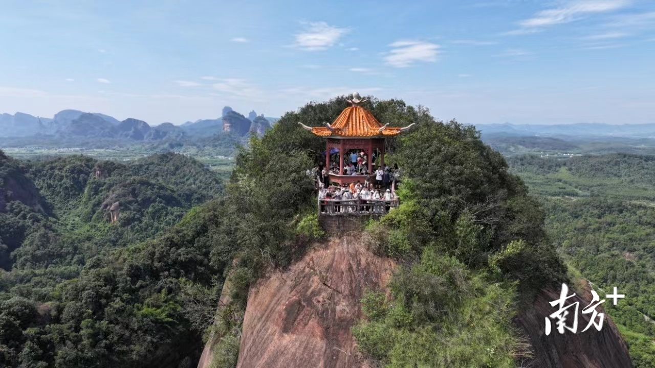 韶关丹霞山景区内众多游客登嘉遁亭。资料图片