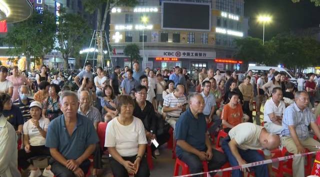 决赛现场座无虚席,观众超过3000人次。 决赛现场座无虚席,观众超过3000人次。