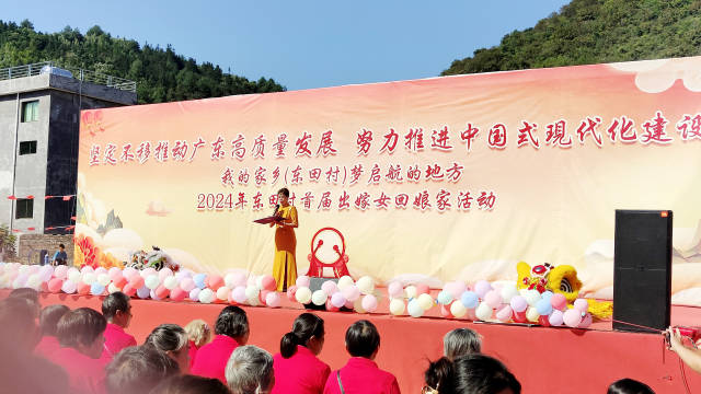 外嫁女代表何群英發(fā)言,。