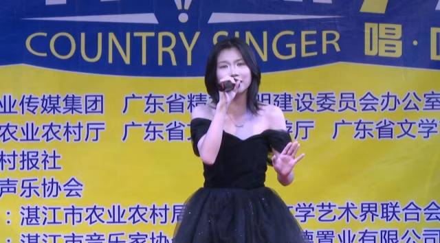 赖丽丽身穿一袭黑色连衣裙登上决赛舞台,用独特动听的歌声演唱《搁浅》。 赖丽丽身穿一袭黑色连衣裙登上决赛舞台,用独特动听的歌声演唱《搁浅》。
