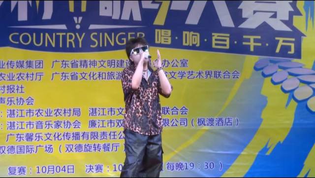 李宗霖演唱了一首高难度的歌曲《我管你》,将现场气氛推向高潮。 李宗霖演唱了一首高难度的歌曲《我管你》,将现场气氛推向高潮。