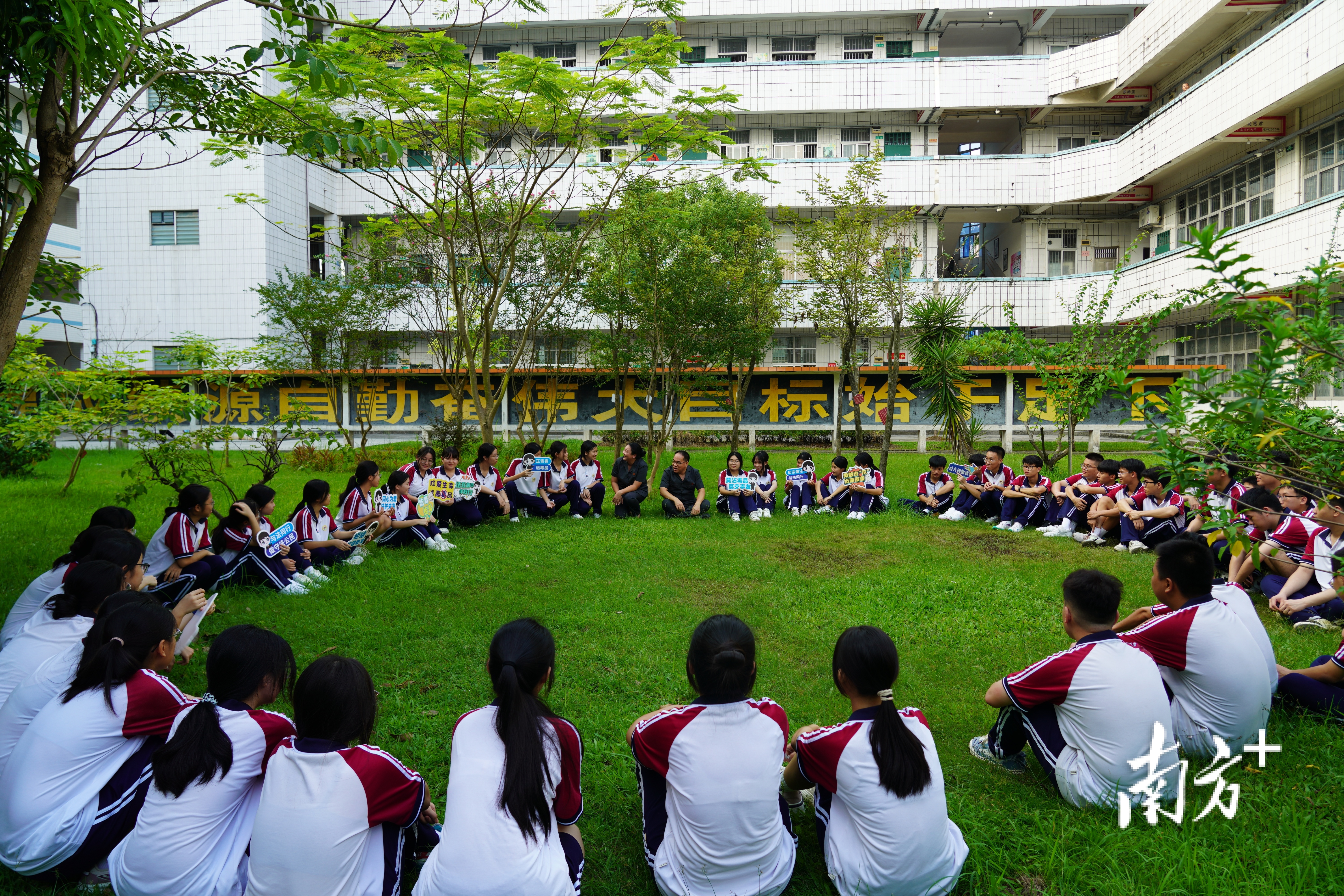 开平法院法官开展普法进校园活动。