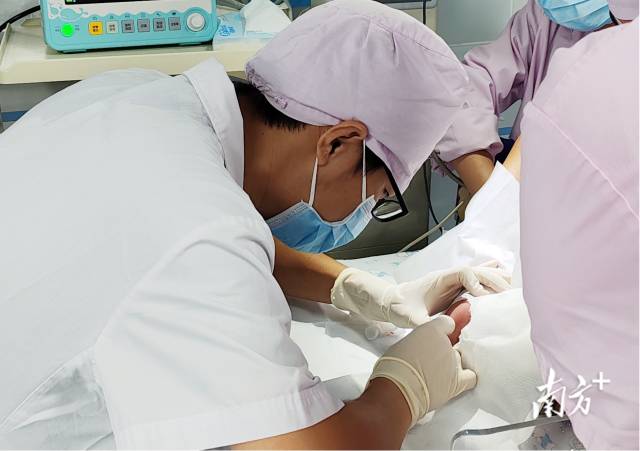 汕大医附一院医生对患儿进行腰穿操作。受访者供图 汕大医附一院医生对患儿进行腰穿操作。受访者供图