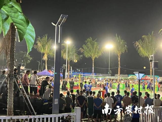 马岭社区球场被热情的群众围的水泄不通。