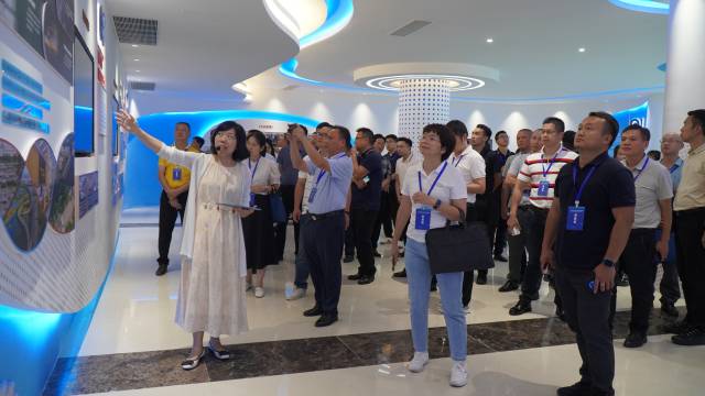 培训学员在博罗园洲镇美丽圩镇客厅参观学习。黄佩纯 摄 培训学员在博罗园洲镇美丽圩镇客厅参观学习。黄佩纯 摄