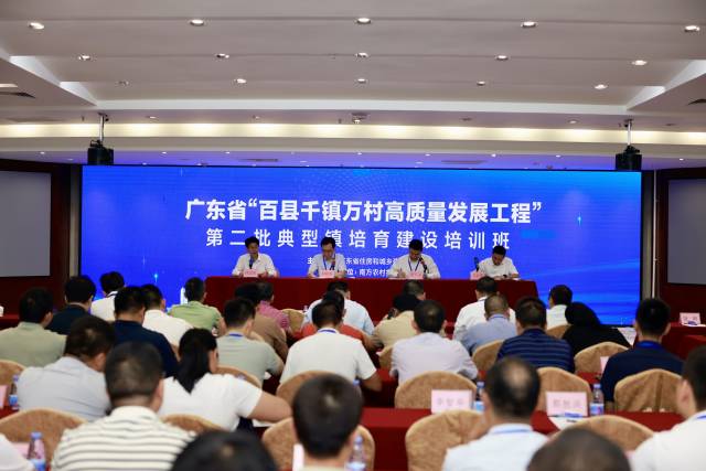 省住房城乡建设厅党组成员、副厅长刘耿辉作开班动员讲话。柯学潜 摄 省住房城乡建设厅党组成员、副厅长刘耿辉作开班动员讲话。柯学潜 摄