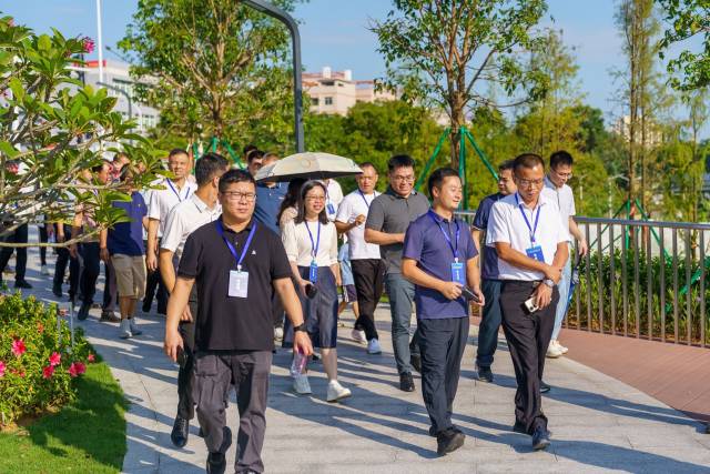 培训学员在珠海金湾红旗镇绿美生态公园参观学习。胡港涛 摄 培训学员在珠海金湾红旗镇绿美生态公园参观学习。胡港涛 摄