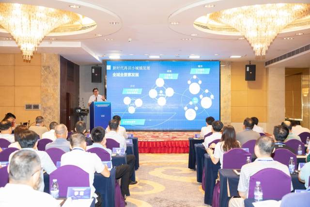 浙江省建科建筑设计院教授级高级工程师陈安华作专题授课,分享浙江省美丽城镇建设先进经验。谭家富 摄 浙江省建科建筑设计院教授级高级工程师陈安华作专题授课,分享浙江省美丽城镇建设先进经验。谭家富 摄