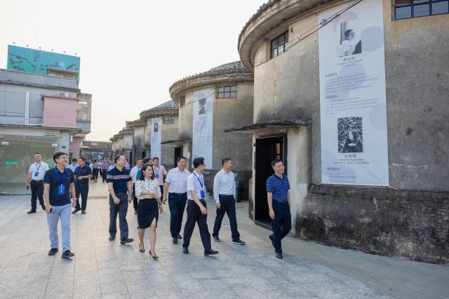 培训学员参观博罗园洲镇生活美学街区“东江粮仓”，学习存量空间利用与产业运营经验。柯学潜 摄