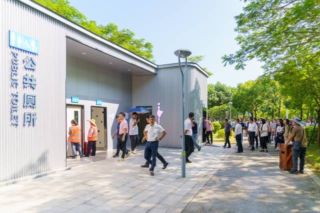 培训学员在珠海金湾三灶镇学习“六乱”整治、绿化美化等城镇精细化管理的经验做法。胡港涛 摄 培训学员在珠海金湾三灶镇学习“六乱”整治、绿化美化等城镇精细化管理的经验做法。胡港涛 摄