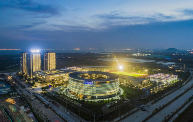 东莞长安镇vivo生产总部夜景。长安镇供图 东莞长安镇vivo生产总部夜景。长安镇供图