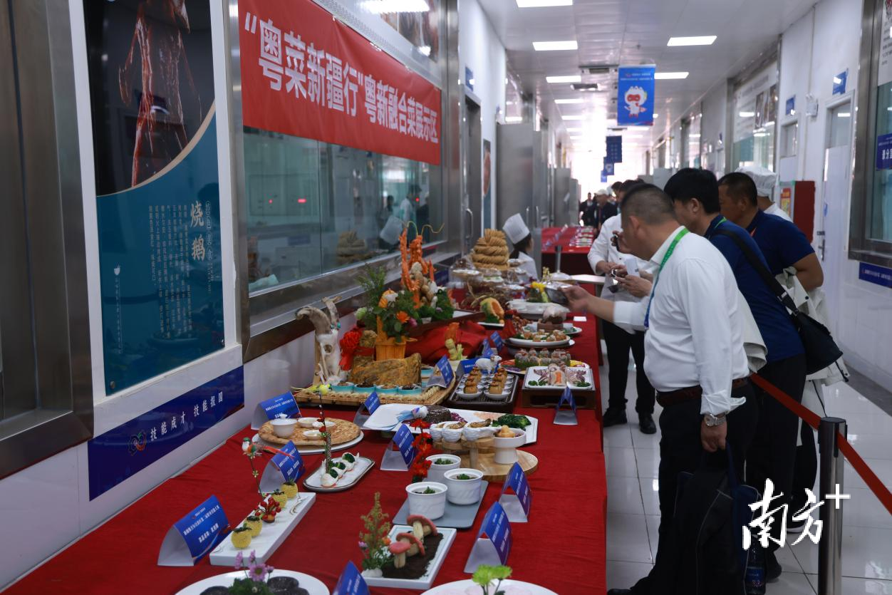 “粤菜新疆行”美食展示区吸引不少嘉宾驻足观看欣赏。新疆行美相喀