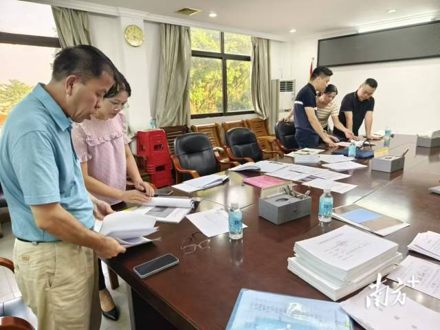 肇庆市农业农村局工作人员不定期深入镇、村对“三资”台账进行检查指导。  受访者供图