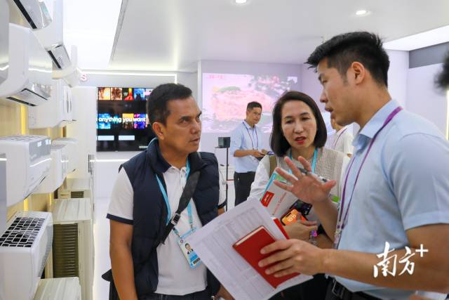 城视｜交个朋友！广交会首日，外商云集逛珠企