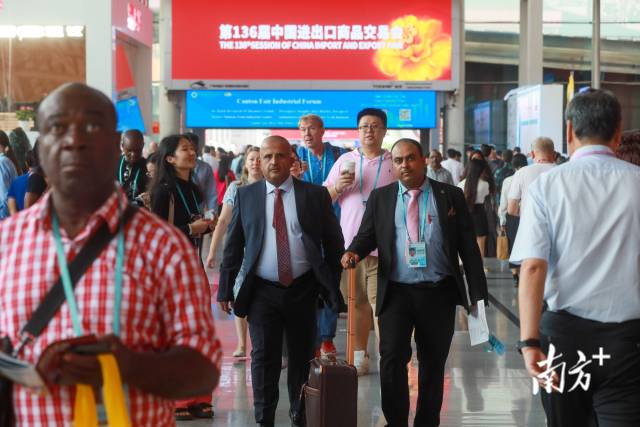 城视｜交个朋友！广交会首日，外商云集逛珠企